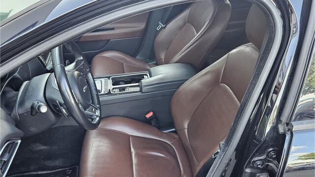 Jaguar XE 2.0 Prestige + XENON + VOLLEER + NAVIGATIE