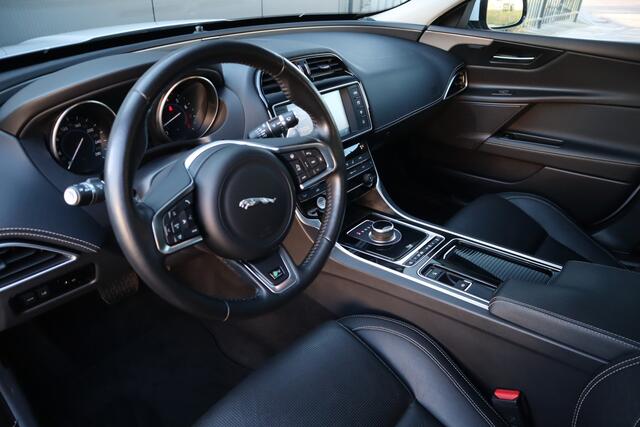 Jaguar XE 2.0 Portfolio R-Sport Automaat Panoramadak Leder Navigatie Camera Meridian audio. Etc.