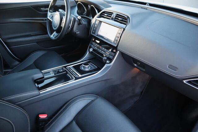 Jaguar XE 2.0 Portfolio R-Sport Automaat Panoramadak Leder Navigatie Camera Meridian audio. Etc.