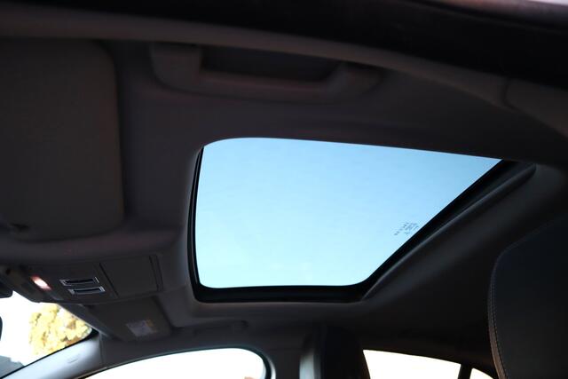 Jaguar XE 2.0 Portfolio R-Sport Automaat Panoramadak Leder Navigatie Camera Meridian audio. Etc.