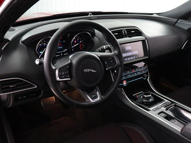 Jaguar XE 2.0t R-Sport (NL-Auto / Camera / Carplay / Navi / Stoelverw.)