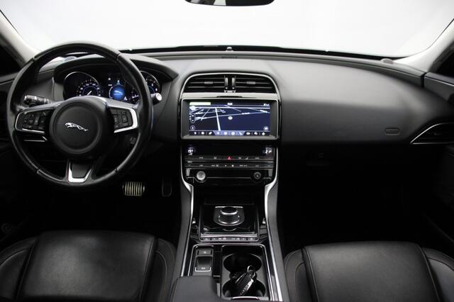 Jaguar XE Sedan 2.0t Pure Automaat - Navi, Camera, Leer, Stoelverw.