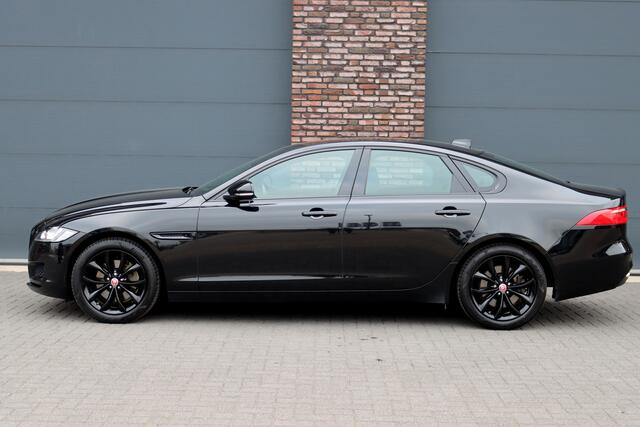 Jaguar XF 2.0t 250 PK Chequered Flag Aut8 | Stoelverwarming | Keyless Entry | Camera | DAB | Leder | Android Auto/Apple Carplay | Alcantara Hemel | Navigatie Pro |