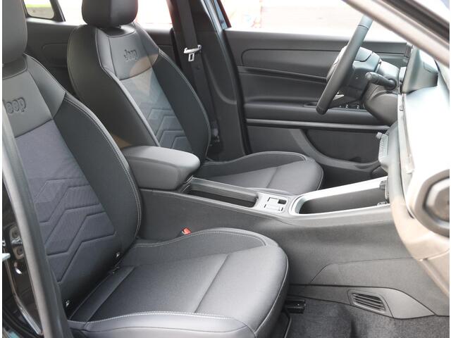 Jeep Avenger Summit 54 kWh | Stoel/Voorruit verwarmd | Navigatie | Camera | Elektrische achterklep | Apple CarPlay/ Android Auto | Dodehoek detectie | 360° Parkeersensoren