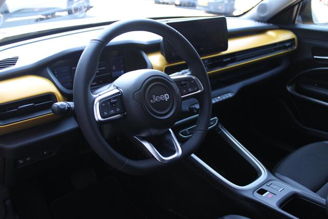 Jeep Avenger Summit 54 kWh | ACHTERUITRIJ CAMERA | STOEL VERWARMING | FULL LED KOPLAMPEN | 18" LICHTMETALEN VELGEN | DRAADLOZE TELEFOONLADER | DRAADLOZE APPLE CARPLAY/ANDROID AUTO | ADAPTIVE CRUISE CONTROL | PARKEERSENSOREN VOOR EN ACHTER | KEYLESS ENTRY/START | DODEH