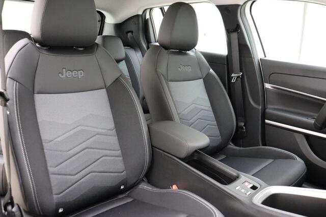 Jeep Avenger Altitude 54 kWh Jeep Avenger Altitude 54kWh | Navigatie | Stoelverwarming | LED verlichting | Lichtmetalen velgen | Apple Carplay/Android auto | Keyless