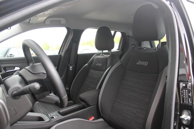 Jeep Avenger LONGTITUDE 156PK 54 kWh | NAVIGATIE | DRAADLOZE APPLE CARPLAY/ANDROID AUTO | KEYLESS ENTRY/START | CRUISE CONTROL | PARKEERSENSOREN ACHTER | DAB+ RADIO | CLIMATE CONTROL | DRAADLOZE TELEFOONLADER | LED KOPLAMPEN |