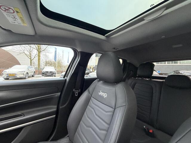 Jeep Avenger 1.2 e-Hybrid Summit 145pk AUTOMAAT | 1e EIGENAAR | JBL AUDIO | STOELVERWARMING | DEALER ONDERHOUDEN | RIJKLAARPRIJS INCL. 12MND BOVAG