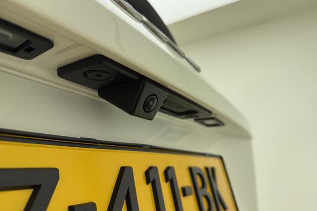 Jeep Avenger Summit 54 kWh | Navigatie via Carplay | Climate control | Electrische achterklep | Stoelverwarming | Zwart dak | Keyless | Extra getint glas