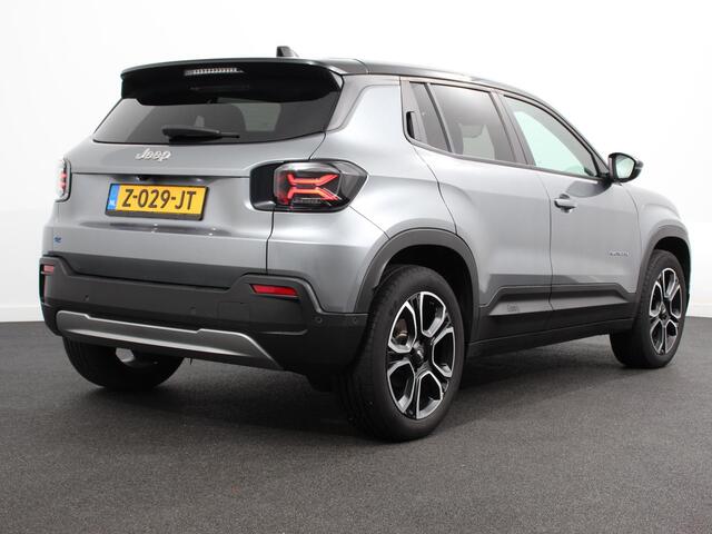 Jeep Avenger Summit 54 kWh SOH 96,5 % Camera Lichtmetalen Velgen 18" Navigatie Apple Carplay/ Android Auto Sfeerverlichting Parkeersensor achter Cruise Control Stoelverwarming Full LED Virtual Cockpit Climate Control Two tone Electrisch bedienbare achterkep