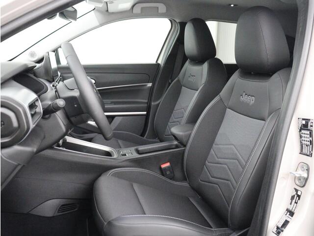 Jeep Avenger Avenger 54 kWh | SOH 97,6% | 3 Fase | Carplay | Adaptive cruise | Camera | Half leer | LM | LED | Climate control | Parkeersensoren