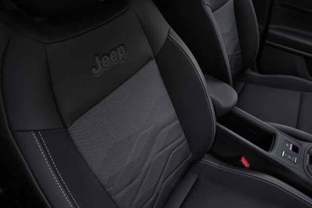 Jeep Avenger 1.2 e-Hybrid Black Edition DIRECT RIJDEN - RIJKLAAR - PANORAMADAK - 8 JAAR GARANTIE