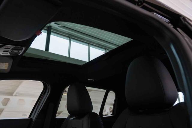Jeep Avenger 1.2 e-Hybrid Black Edition DIRECT RIJDEN - RIJKLAAR - PANORAMADAK - 8 JAAR GARANTIE
