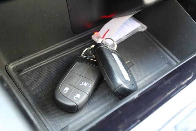 Jeep COMPASS 4xe 190 Plug-in Hybrid Electric Limited Lease Ed. AUTOMAAT/\Panoramadak/Adaptive cruise control/Lane assist/Navigatie/Achteruitrijcamera/Climate control/Elektrisch sluitende achterklep/Keyless/19'' Lichtmetalen velgen/LED koplampen.