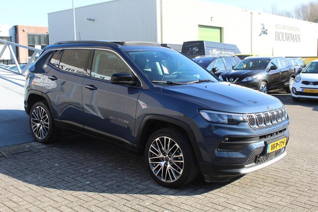 Jeep COMPASS 4xe 190 Plug-in Hybrid Electric Limited Lease Ed. AUTOMAAT/\Panoramadak/Adaptive cruise control/Lane assist/Navigatie/Achteruitrijcamera/Climate control/Elektrisch sluitende achterklep/Keyless/19'' Lichtmetalen velgen/LED koplampen.