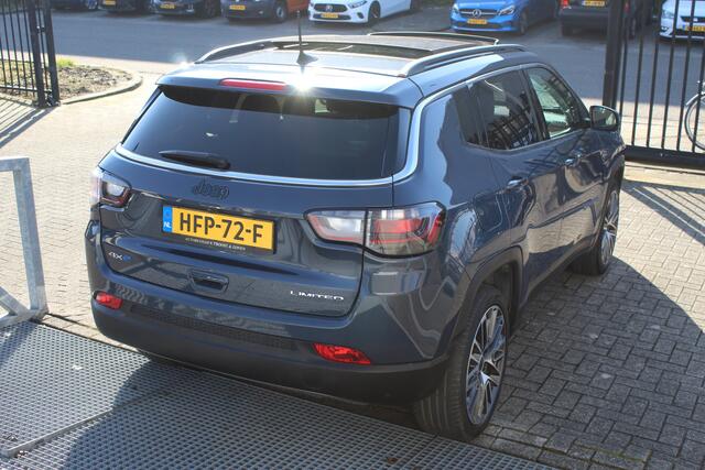 Jeep COMPASS 4xe 190 Plug-in Hybrid Electric Limited Lease Ed. AUTOMAAT/\Panoramadak/Adaptive cruise control/Lane assist/Navigatie/Achteruitrijcamera/Climate control/Elektrisch sluitende achterklep/Keyless/19'' Lichtmetalen velgen/LED koplampen.