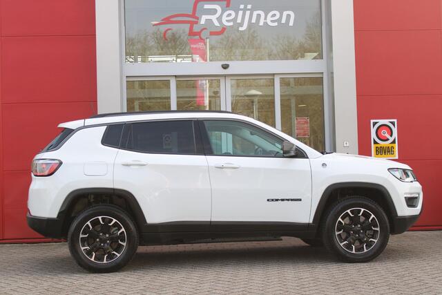 Jeep COMPASS 4xe 240PK PHEV TRAILHAWK AUTOMAAT | NAVIGATIE | ACHTERUIRIJCAMERA | APPLE CARPLAY / ANDROID AUTO | DIGITALE COCKPIT | XENON KOPLAMPEN | 17" OFF-ROAD LICHTMETALEN VELGEN | ALL SEASON BANDEN | CRUISE CONTROL | 4 WIELAANDRIJVING | PARKEERSENSOREN VOOR / ACHT