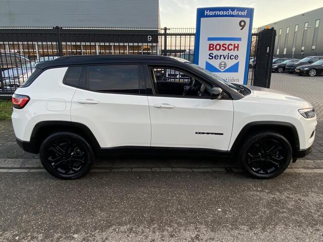 Jeep COMPASS 4xe 240 Plug-in Hybrid Electric New Upland met o.a. navigatie, stoel-/stuurverwarming, LED, 4WD, cruise, etc.