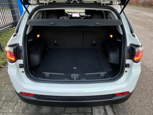 Jeep COMPASS 4xe 240 Plug-in Hybrid Electric New Upland met o.a. navigatie, stoel-/stuurverwarming, LED, 4WD, cruise, etc.