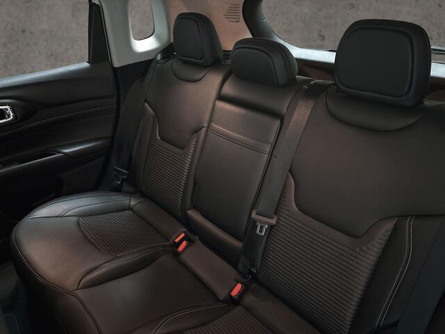 Jeep COMPASS 4xe 190 Plug-in Hybrid Electric Night Eagle 190Pk Automaat (VIRTUAL COCKPIT, APPLE CARPLAY, GROOT NAVI, 360 CAMERA, LEDER, SPORTSTOELEN, GETINT GLAS, KEYLESS, NIEUWSTAAT)