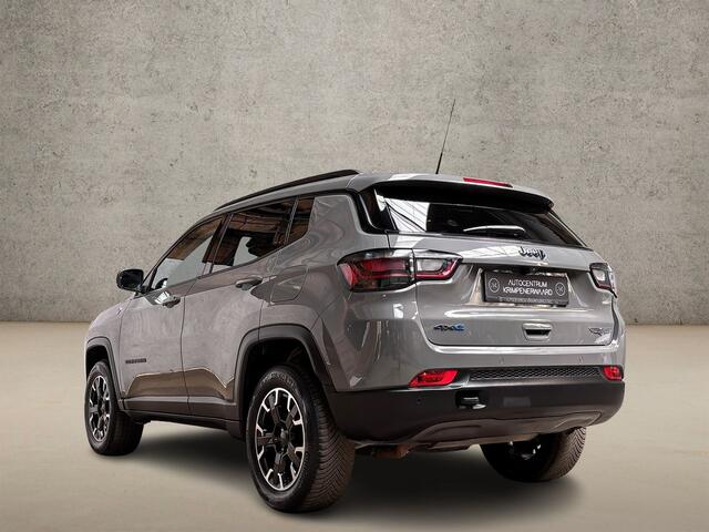 Jeep COMPASS 4xe 240 Plug-in Hybrid Electric Trailhawk 240Pk Automaat (PANORAMADAK, APPLE CARPLAY, GROOT NAVI, CAMERA, LEDER, SPORTSTOELEN, GETINT GLAS, ADAPTIVE CRUISE, NIEUWSTAAT)