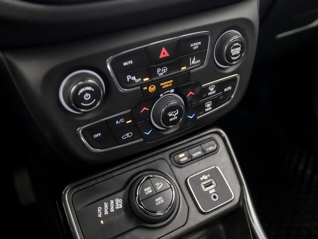 Jeep COMPASS 4xe 240 Plug-in Hybrid Electric S 240Pk Automaat (APPLE CARPLAY, NAVIGATIE, CAMERA, KEYLESS, LEDER, SPORTSTOELEN, ZWART HEMEL, GETINT GLAS, NIEUWE APK, NIEUWSTAAT)