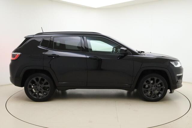 Jeep COMPASS 4xe 240 Plug-in Hybrid Electric S Automaat | Lederen bekleding | Trekhaak | Camera | Keyless | Lichtmetalen velgen black | Climate control