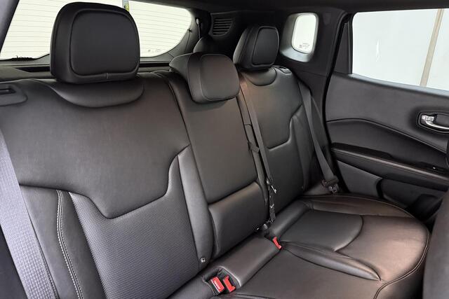 Jeep COMPASS 4xe 240 Plug-in Hybrid Electric S Automaat | Lederen bekleding | Trekhaak | Camera | Keyless | Lichtmetalen velgen black | Climate control