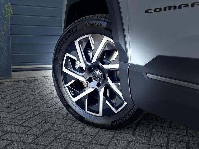 Jeep COMPASS Altitude 74kWh 213pk | MEGADEAL |UIT VOORRAAD LEVERBAAR | 500KM WLTP | WARMTEPOMP | NAVI | CARPLAY | ELEKTR. KOFFERKLEP | 360 CAMERA'S | DODEHOEKBEW.