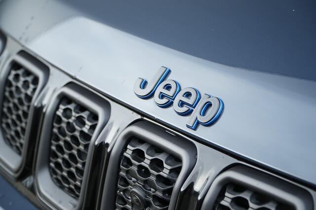Jeep COMPASS 4xe 240 PK Hybrid S | Leder | Pano | Safety | Winter | 19"