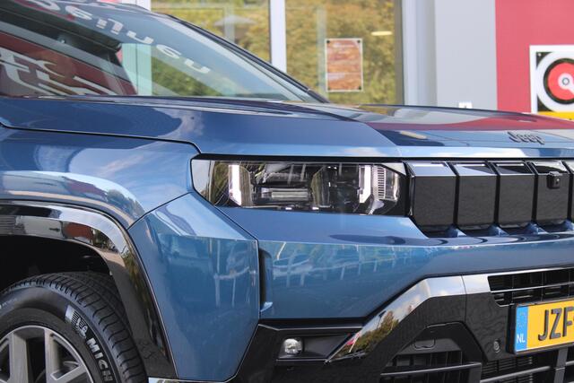 Jeep COMPASS 1.2 145PK e-Hybrid FIRST EDITION | PANORAMADAK: TWEEDELIG PANORAMISCH SCHUIF-/KANTELDAK | PREMIUM PACK: FOCAL PREMIUM AUDIO/STOELMASSAGE VÓÓR/STOELVENTILATIE VÓÓR/ELEKTRISCH VERSTELBARE VOORSTOELEN MET GEHEUGENFUNCTIE/GLANZEND ZWART GESPOTEN BUMPERS | CONVENIENCE PACK: 360° CAMERA /PARKEERSENSOREN VÓÓR, ACHTER & ZIJDELINGS/BLIND SPOT MONITORING/PEDAALVERWARMINGSPREVENTIE | PACIFIC BLUE | LED MATRIX KOPLAMPEN | 18" LICHTMETALEN VELGEN | VERLICHTE 7-SLEUFS GRILL | PRIVACY GLASS | STOEL/STUUR VERWARMING | VERWARMBARE VOORRUITRAND |SFEERVERLICHTING | ELEKTRISCH BEDIENBARE ACHTERKLEP | DRAADLOZE TELEFOONLADER | NAVIGATIE | DRAADLOZE APPLE CARPLAY/ANDROID AUTO | ADAPTIVE CRUISE CONTROL | KEYLESS ENTRY/START |