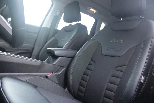 Jeep COMPASS 4xe 240PK Plug-in Hybrid Electric NORTH STAR | PANORAMA SCHUIF/KANTEL DAK | WINTERPACK: STOEL/STUUR/PARKEERNSENSOREN/RUITENSPROEIER VERWARMBAAR | SAFETY PACK: 360° CAMERA/DODEHOEK BEWAKING/BUITENSPIEGELS MET INSTAPVERLICHTING | 10,1" TOUCHSCREEN MET NAVIGATIE/ADAPTIVE CRUISE CONTROL INCL LANE CENTERING ASSIST/VERKEERSBORDEN INFORMATIE/DRAADLOZE TELEFOONLADER/HANDSFREE ELEKTRISCH BEDIENBARE ACHTERKLEP | PREMIUM AUDIO SYSTEEM MET 9 SPEAKERS & SUBWOOVER "ALPINE" | KEYLESS ENTRY | DRAADLOZE APPLE CARPLAY/ANDROID AUTO | 18" LICHTMETALEN VELGEN | ALL SEASON BANDEN |