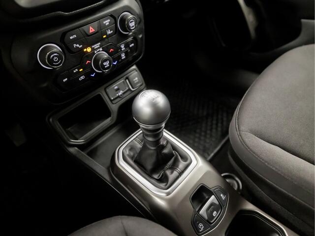 Jeep RENEGADE 1.0T-e Black Sport (APPLE CARPLAY, CAMERA, TREKHAAK, GETINT GLAS, SPORTSTOELEN, LED KOPLAMPEN, CRUISE, NIEUWE APK, NIEUWSTAAT)