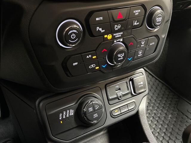 Jeep RENEGADE 4xe 240 Plug-in Hybrid Electric S 240Pk Automaat (APPLE CARPLAY, GROOT NAVI, CAMERA, STUUR/STOELVERWARMING, SPORTSTOELEN, ADAPTIVE CRUISE, GETINT GLAS, LANE ASSIST, NIEUWSTAAT)