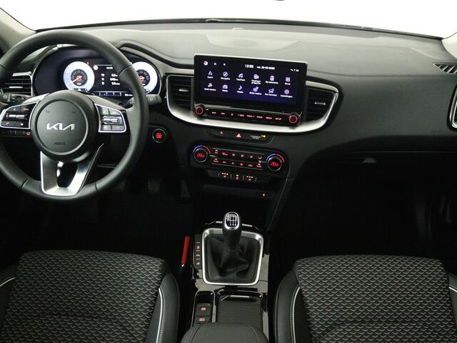 KIA CEE D Ceed Sportswagon 1.5 T-GDi DynamicPlusLine | Afneembare Trekhaak | Stoelverwarming | Stuurverwarming | 17 Inch Lichtmetalen velgen | Beschikbaar per 01-07-2025