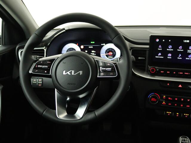 KIA CEE D Ceed Sportswagon 1.5 T-GDi DynamicPlusLine | Afneembare Trekhaak | Stoelverwarming | Stuurverwarming | 17 Inch Lichtmetalen velgen | Beschikbaar per 01-07-2025