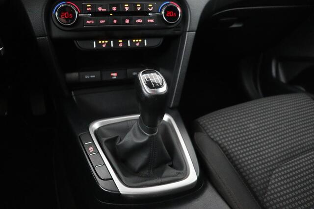 KIA CEE D Ceed 1.4 T-GDi DynamicLine | Stoel & stuurverwarming | Camera | Carplay | Navigatie | Climate control | PDC | Cruise control