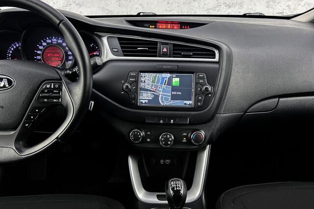 KIA CEE D cee'd Sportswagon 1.6 GDI First Edition | Camera | Parkeersensoren | Airconditioning | Cruise control | Navigatie