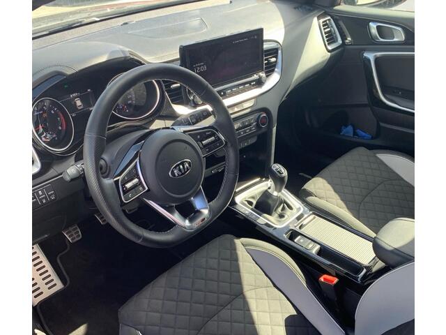 KIA CEE D Ceed Sportswagon 1.5 T-GDi GT-Line / Camera / Apple CarPlay / Keyless / 17'' / Stuurverwarming / Getint glas / DAB / Stoelverwarming