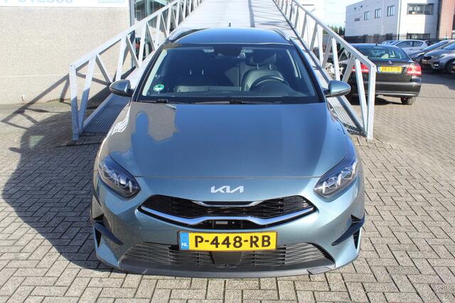 KIA CEE D Ceed Sportswagon 1.0 T-GDi DynamicPlusLine 1ste eigenaar / Orig. NL auto / Dealeronderhouden / Elektrische achterklep / Stoel en stuurverwarming / Trekhaak / Lane assist / Dode hoek detectie / Navigatie / Camera / Apple car play / Climate control / Cruise