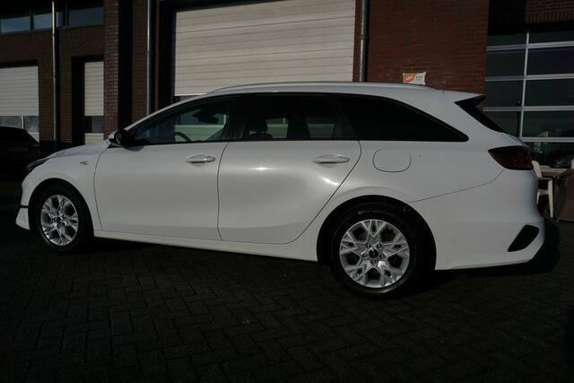 KIA CEE D Ceed Sportswagon 1.0 T-GDI DYNAMICLINE VOLLEDIG DEALER ONDERHOUDEN TREKHAAK CAMERA STOEL+STUURVERWARMING ANDROID/APPLECARPLAY(NAVI) ECC AIRCO CRUISECONTROL LMV BLUETOOTH PRIVACYGLAS ENZ...