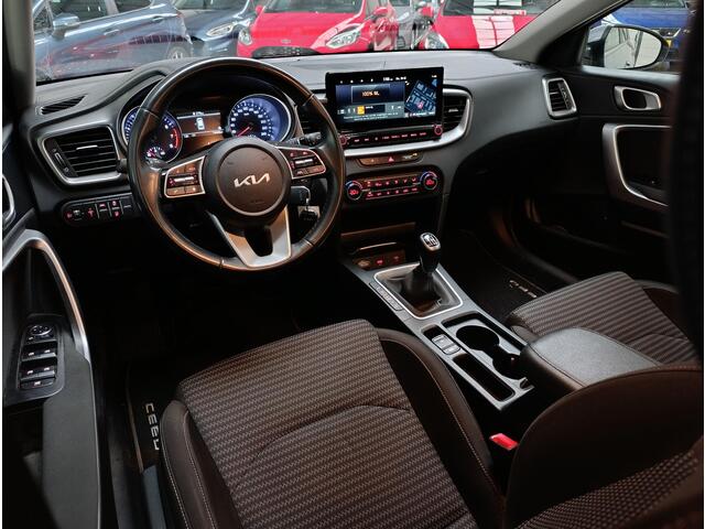 KIA CEE D Ceed Sportswagon 1.5 T-GDi DynamicLine Airconditioning (automatisch) | Cruise control | Navigatiesysteem | Parkeersensoren | Trekhaak
