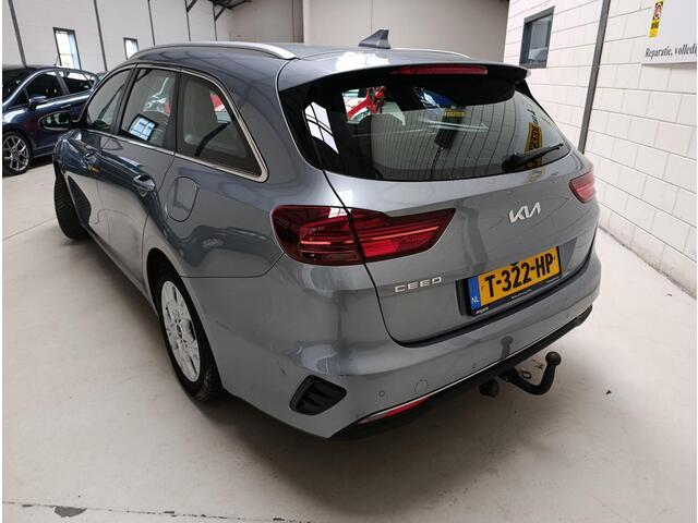 KIA CEE D Ceed Sportswagon 1.5 T-GDi DynamicLine Airconditioning (automatisch) | Cruise control | Navigatiesysteem | Parkeersensoren | Trekhaak