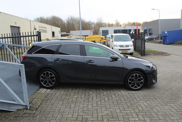 KIA CEE D Ceed Sportswagon 1.5 T-GDi GT-Line Automaat/1ste Eigenaar/Dealeronderhouden/Panoramadak/Trekhaak/Navigatie/Achteruitrijcamera/Stuur- en Stoelverwarming/Adaptive cruisecontrol/Lane assist/Parkeersensoren rondom