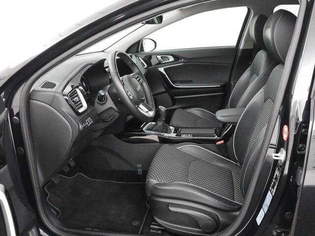 KIA CEE D Ceed 1.5 T-GDi DynamicPlusLine | Stoelverwarming | Adaptive cruise | Camera | Carplay | Half leder | Stuurverwarming | Navigatie | Full LED | Side Assist | Climate control | Parkeerhulp | Keyless | Elektrische klep