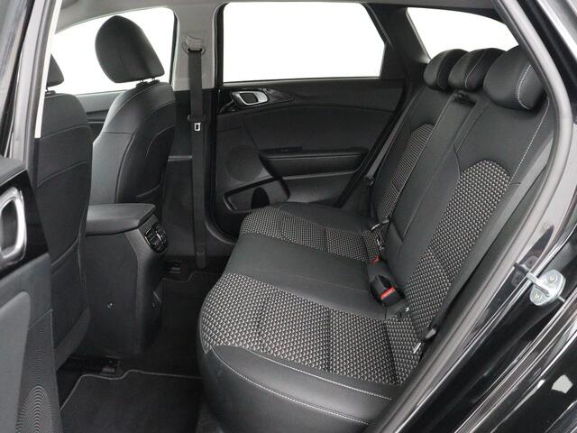 KIA CEE D Ceed 1.5 T-GDi DynamicPlusLine | Stoelverwarming | Adaptive cruise | Camera | Carplay | Half leder | Stuurverwarming | Navigatie | Full LED | Side Assist | Climate control | Parkeerhulp | Keyless | Elektrische klep