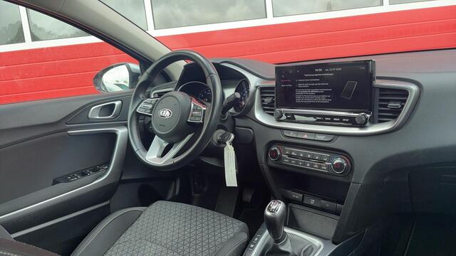 KIA CEE D Ceed Sportswagon 1.0 T-GDi DynamicLine TREKHAAK / CARPLAY / CAMERA / NAVI / CLIMA / PDC / BLUETOOTH / CRUISE / DAB+ / NL-AUTO
