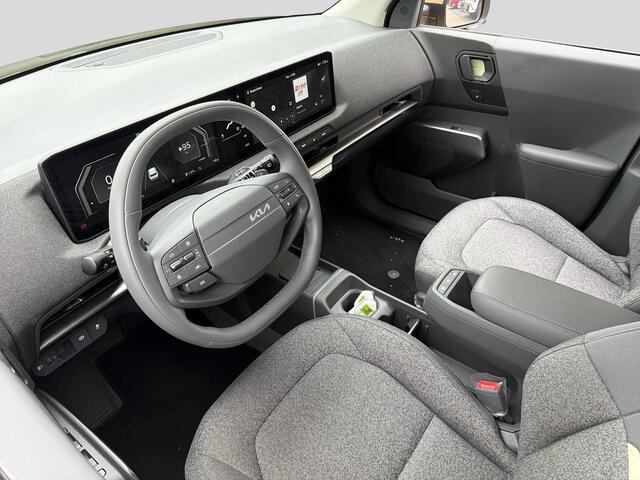 KIA EV2 Plus 42.2 kWh 4p. | Privacy Glass | Dual zone climate control | Stoel- en stuurwielverwarming | 18" lichtmetalen velgen | Regensensor |