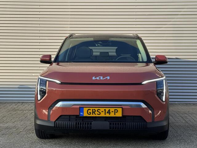 KIA EV3 Plus Advanced 81.4 kWh Demovoertuig Direct Beschikbaar voor Proefrit | Schuif/kantel dak | Stoelverwarming/Stuurwielverwarming | Keyless Entry | Draadloze Apple Carplay |