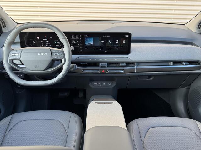 KIA EV3 Plus Advanced 81.4 kWh Demovoertuig Direct Beschikbaar voor Proefrit | Schuif/kantel dak | Stoelverwarming/Stuurwielverwarming | Keyless Entry | Draadloze Apple Carplay |